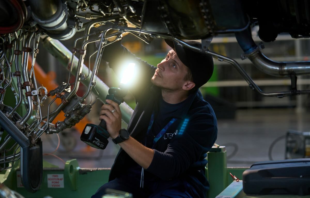 line and base maintenance for aircrafts